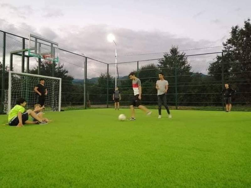 მოეწყო სპორტული ხელოვნურ საფარიანი მოედნები